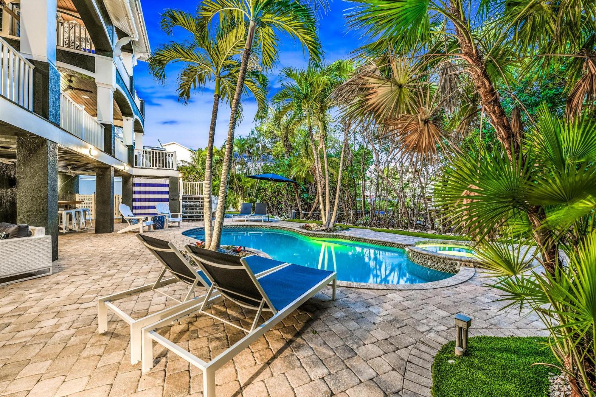 Castle Azul Villa Anna Maria Exterior photo